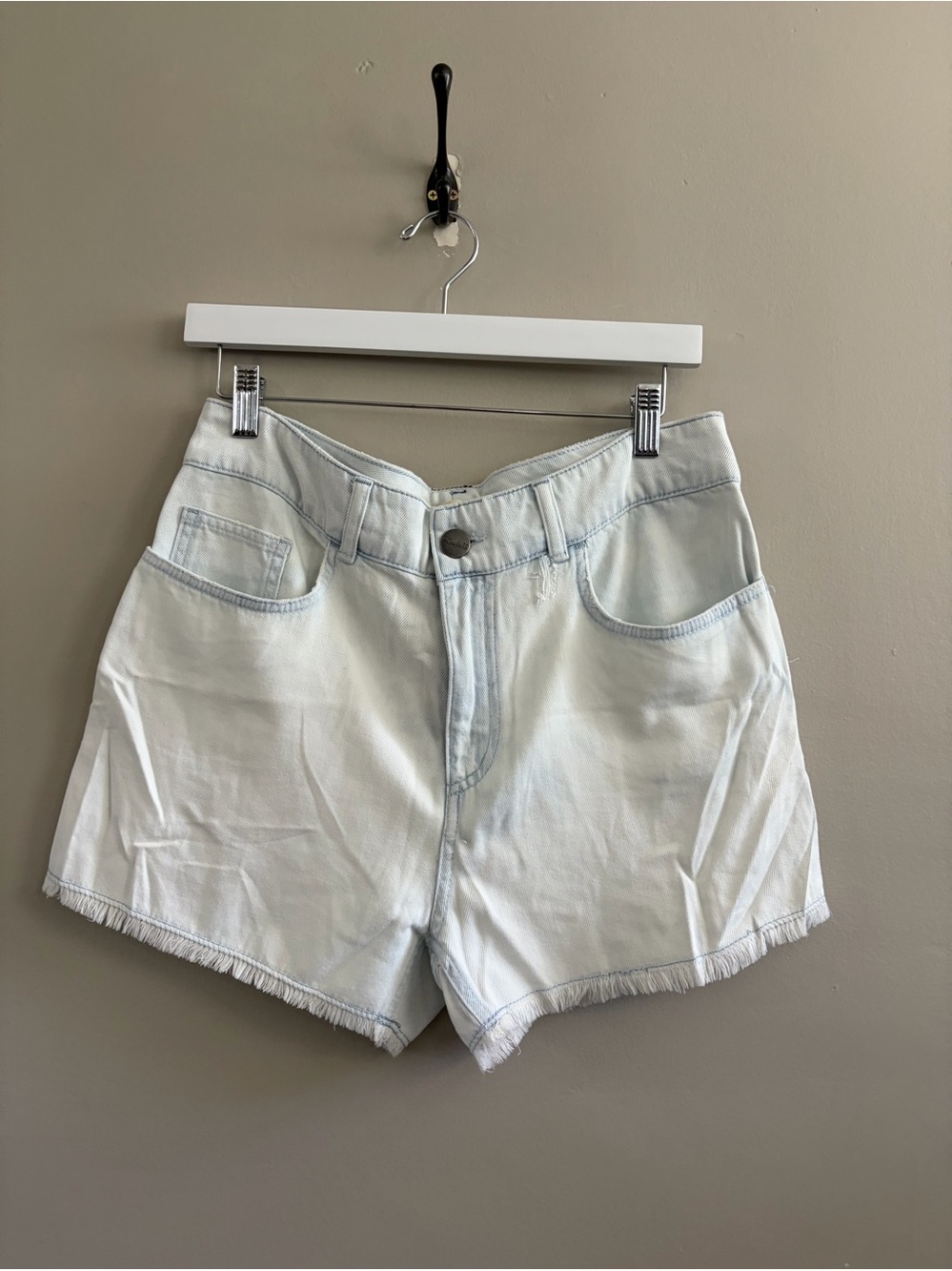 Anthropologie Cloth & Stone Lightweight Light Wash Shorts Size M NWOT